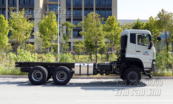 后八輪卡車底盤,六驅(qū)350馬力底盤,重型卡車底盤,專用車底盤改裝,濰柴發(fā)動機(jī)底盤,東風(fēng)三橋車底盤